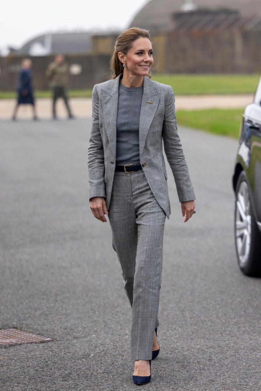 Kate Middleton Walks Backwards in Stilettos Getting Off a Fighter Jet