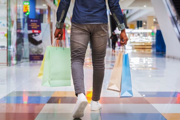 Technology retailer closing over 1,000 stores, no bankruptcy