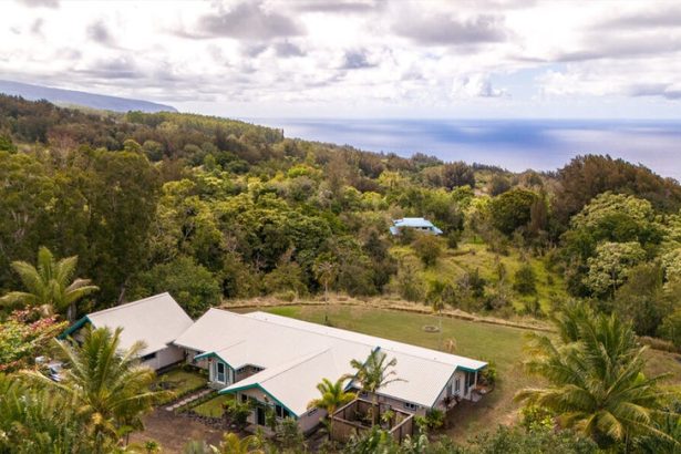 Roseanne Barr Sells Hawaii Macadamia Nut Farm for .6 Million
