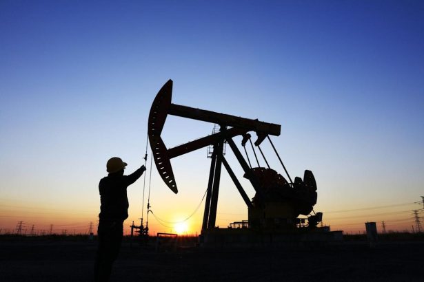 Crude Prices Little Changed as the Dollar Rallies