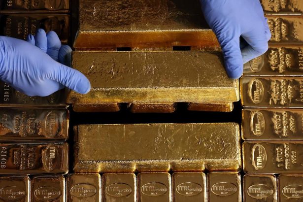 Gold Set for Seventh Weekly Gain as US Shutdown Clouds Rate Path