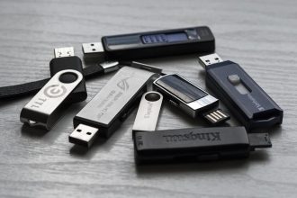 Sandisk (SNDK) Drops 5.4% on US-China Trade Tension Risks