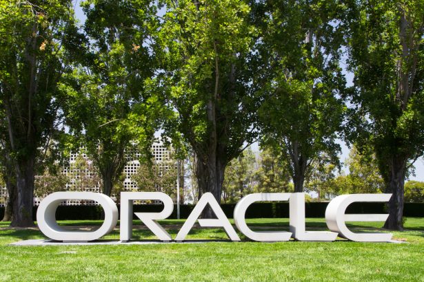 Mizuho Reiterates Outperform on Oracle (ORCL) with 0 Target Despite AI Margin Concerns