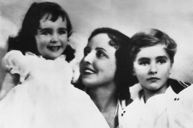 30 Striking Photographs of a Young Elizabeth Taylor