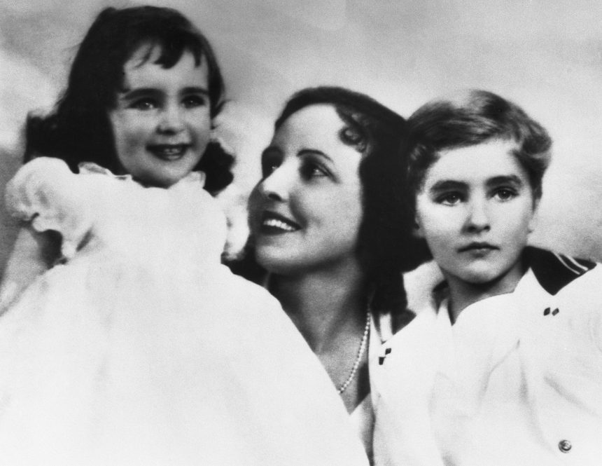 30 Striking Photographs of a Young Elizabeth Taylor
