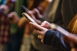 Ofsted should fail schools on phone use, says Trott
