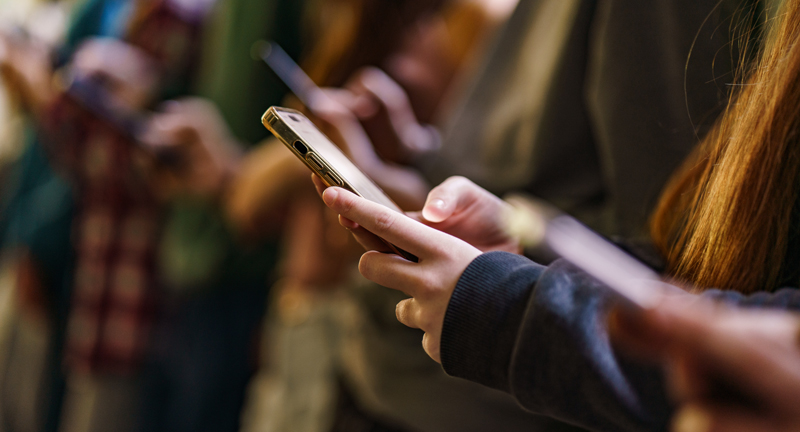 Ofsted should fail schools on phone use, says Trott