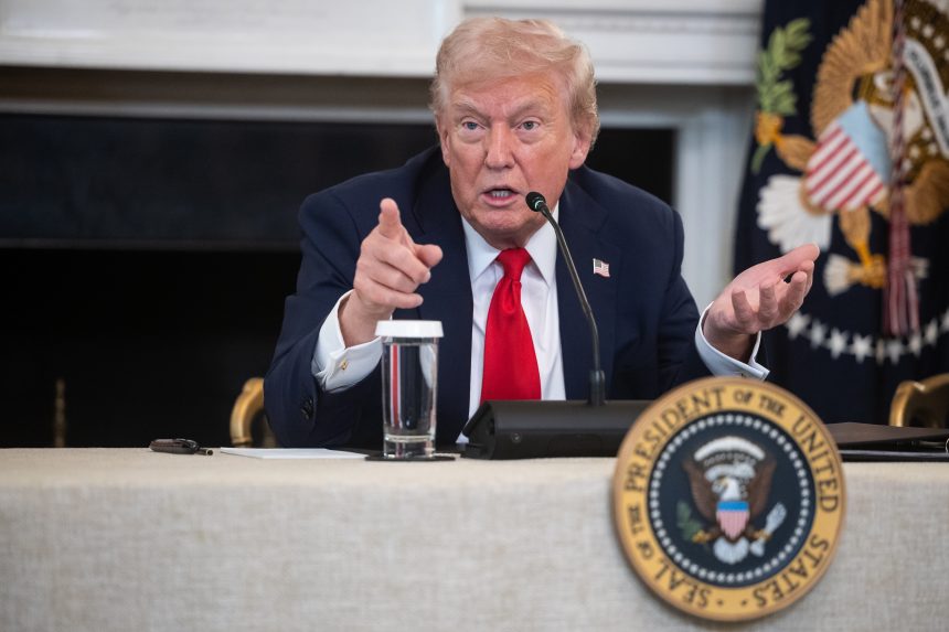 Trump turns up the pressure on Indiana Republicans to redistrict Trump turns up the pressure on Indiana Republicans to redistrict