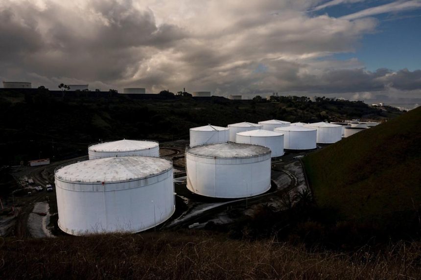 Oil Narrowly Extends Gains as Traders Weigh OPEC+ Supply Moves