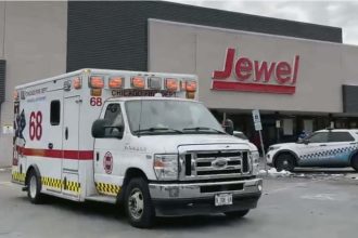 3 wounded as shoplifter opens fire on security guard at Bronzeville grocery store