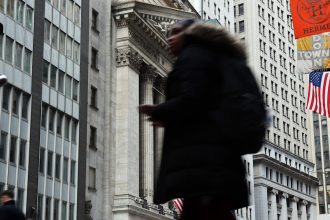 A 20-year veteran fund manager tells us why he’s staying away from top tech stocks — and what he recommends buying instead