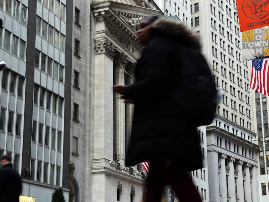 A 20-year veteran fund manager tells us why he’s staying away from top tech stocks — and what he recommends buying instead