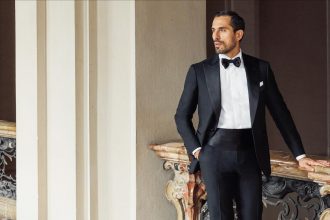 Adapting Outfits for Sunlit Outdoor Weddings