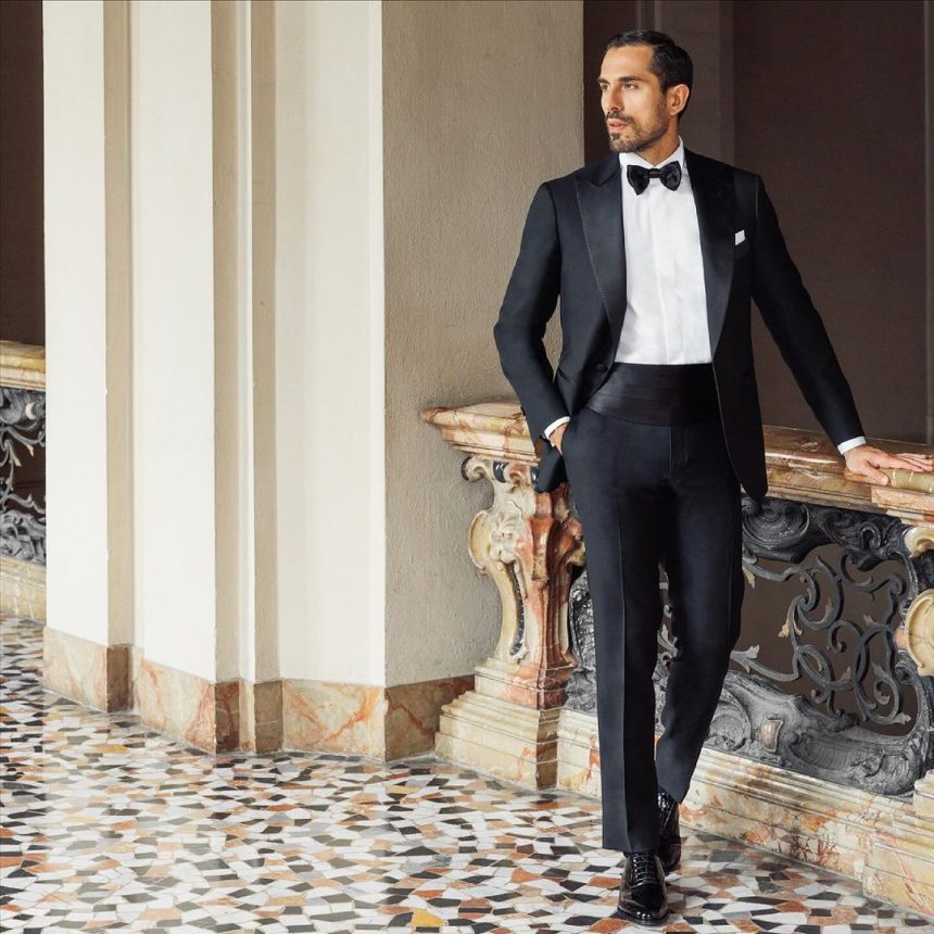 Adapting Outfits for Sunlit Outdoor Weddings