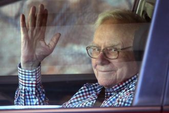 As Warren Buffett Waves Goodbye, 5 Dividend Stocks That Never Leave Berkshire Hathaway