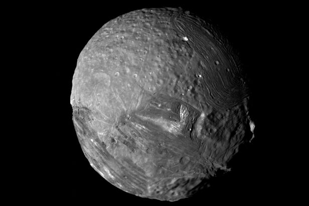 Boiling oceans may sculpt the surfaces of small icy moons