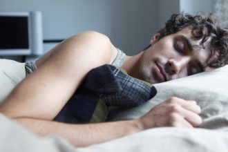 Brain Scans Reveal Surprising ‘Tipping Point’ Minutes Before We Fall Asleep : ScienceAlert