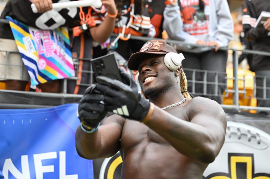 Browns TE David Njoku looks for new contract after surviving trade deadline