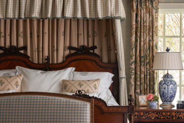 The Half-Tester Bed Is Having a Major Revival