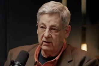 Godfather of financial independence JL Collins tells Hasan Minhaj how to build wealth