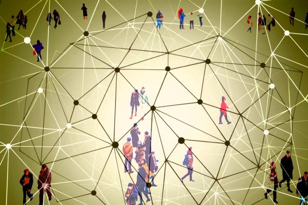 How Influential People Map Their Social World