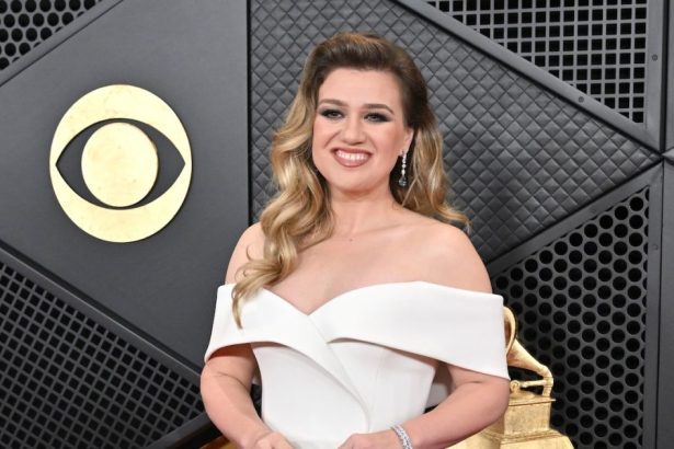 How Kelly Clarkson Clapped Back After Being Told to ‘Get a Boob Job’