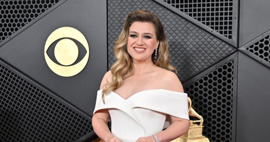 How Kelly Clarkson Clapped Back After Being Told to ‘Get a Boob Job’