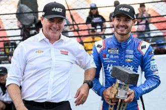 Jeff Gordon relives Kyle Larson’s dramatic final restart that decided the 2025 NASCAR champion 