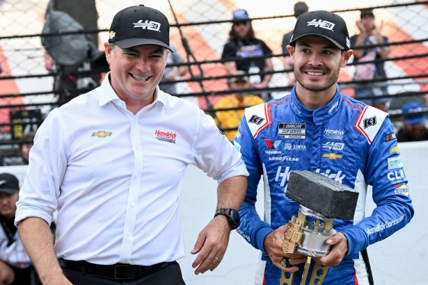 Jeff Gordon relives Kyle Larson’s dramatic final restart that decided the 2025 NASCAR champion 