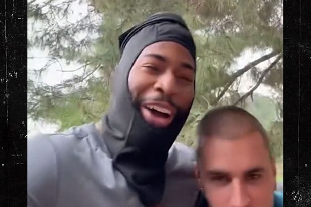 Justin Bieber Helps Stranded Driver on the Side of the Road