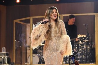 Kelly Clarkson Helps Fans Get Engaged in 1st Concert Since Ex’s Death