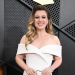 Kelly Clarkson Says Ex-Manager Told Her to Get a Boob Job