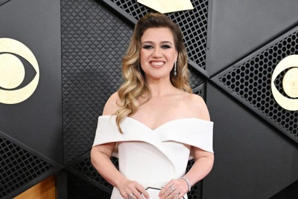 Kelly Clarkson Says Ex-Manager Told Her to Get a Boob Job