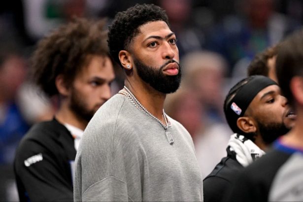 “Luka Still Whoopin’ Him” – Lakers Fans Hit Anthony Davis With Harsh Reality Check as Mavs Superstar Reveals Potential Return Date From Injury