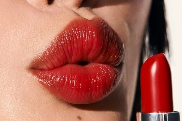 4 French Lipstick Tricks That Embody the Less-Is-More Philosophy