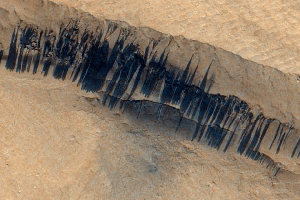 Mysterious Streaks on The Slopes of Mars Might Finally Be Solved : ScienceAlert
