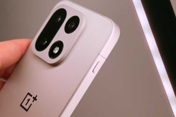 OnePlus 15 vs Pixel 10 Pro Review: Which Phone is Better?