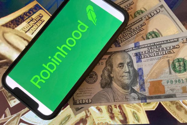 Robinhood will bring cash to your doorstep. Here’s when cash still comes in handy.