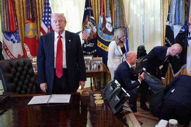 See How Donald Trump Reacted To Oval Office Medical Emergency