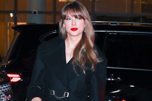 Taylor Swift’s Quintessential Fall Sweater Look Is Hiding on Amazon