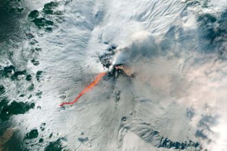 2025’s best photos of the natural world, from volcanoes to icebergs