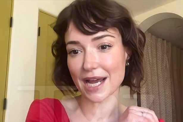 AT&T Ad Actress Milana Vayntrub Uses Risqué Pics to Raise 0K for Fire Relief