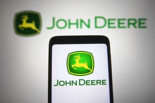 As Trump Takes a Stand Against Deere, How Should You Play the Blue-Chip Dividend Stock?