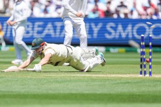 Ashes: Chaotic start in front of record MCG crowd