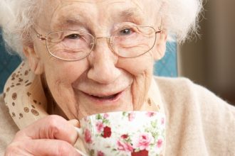 Choice of Tea or Coffee Could Influence Risk of Osteoporosis in Older Women : ScienceAlert