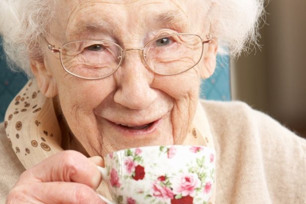 Choice of Tea or Coffee Could Influence Risk of Osteoporosis in Older Women : ScienceAlert