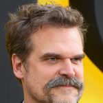 David Harbour Takes a Guy’s Hat in Bizarre Bar Incident