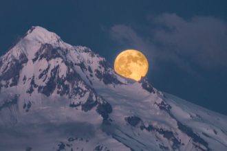 December’s Full Supermoon Rises Under Ideal Photography Conditions : ScienceAlert