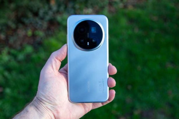 Honor Magic 8 Pro Hands-On: The Pixel 10 Pro Should be Worried