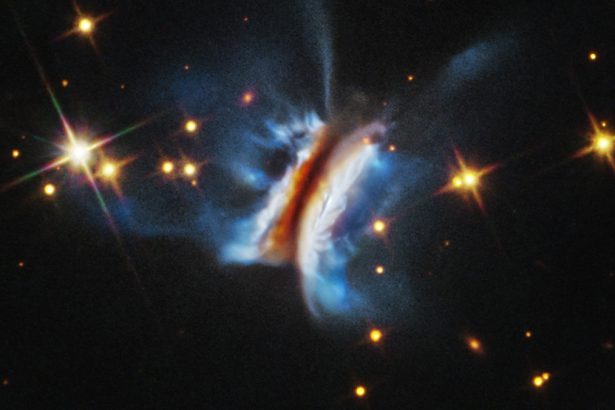 Hubble Reveals Extreme Chaos Inside ‘Dracula’s Sandwich’ : ScienceAlert